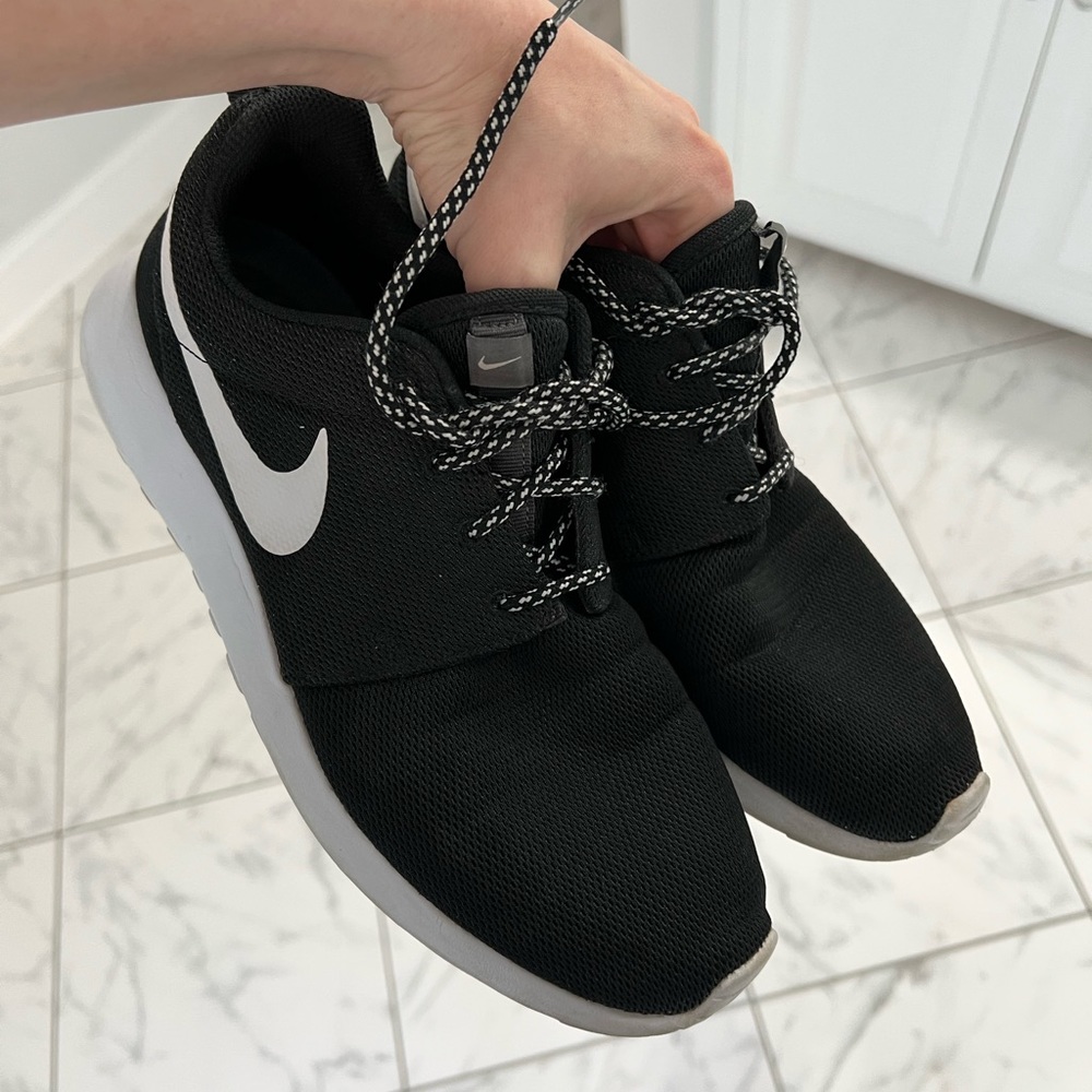 Nike Roshe Running Shoes Women’s Size 9